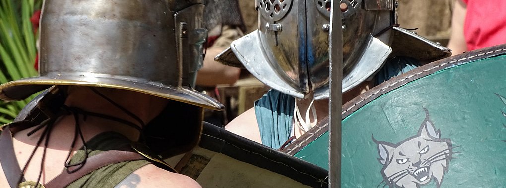 Gladiatoren in Aktion: Im Archäologischen Freilichtmuseum präsentieren sich die Kämpfer von ihren besten Seiten. - © AFM Oerlinghausen/Lduvues Nemesis