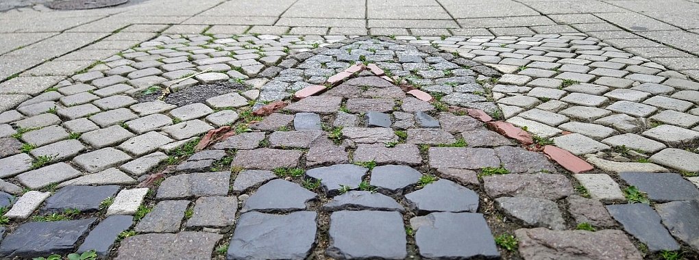 In der oberen Langen Straße erinnert ein Emblem im Pflaster an das alte Stadttor. - © Yvonne Glandien