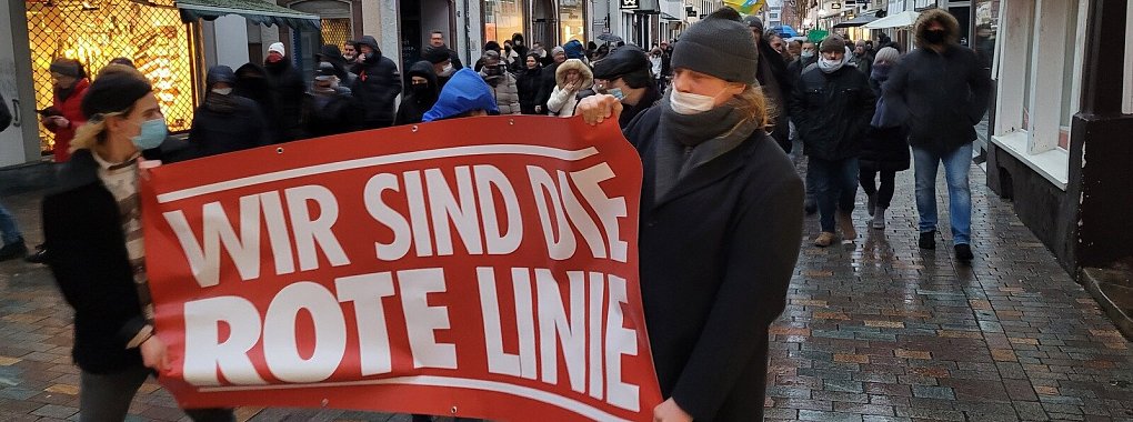 150 Teilnehmer waren angemeldet, weit mehr demonstrierten in
Lemgo gegen die Impfpflicht, die Einschränkung der Grundrechte, die
Coronamaßnahmen und gegen die Politik. - © Astrid Sewing