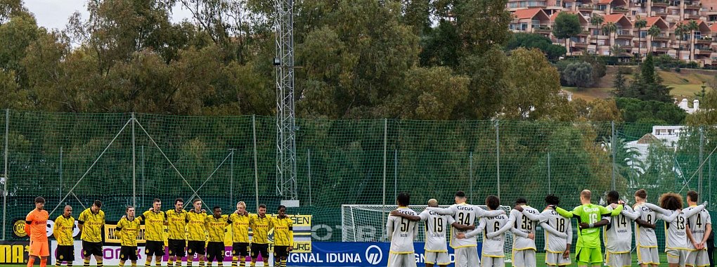 Die Mannschaften halten vor Anpfiff eine Schweigeminute f&uuml;r Franz Beckenbauer ab. - &copy; David Inderlied/dpa