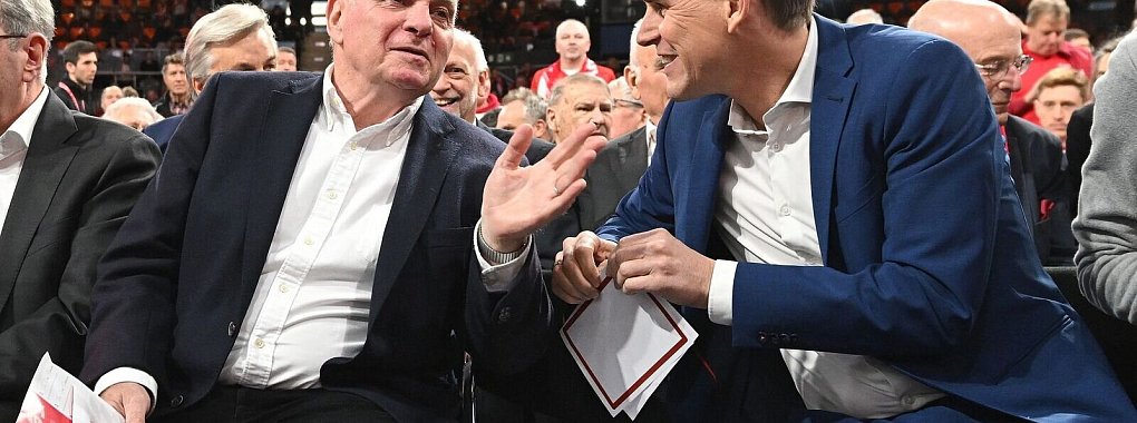 Uli Hoeneß (links) und Christoph Freund unterhalten sich - © Angelika Warmuth/dpa