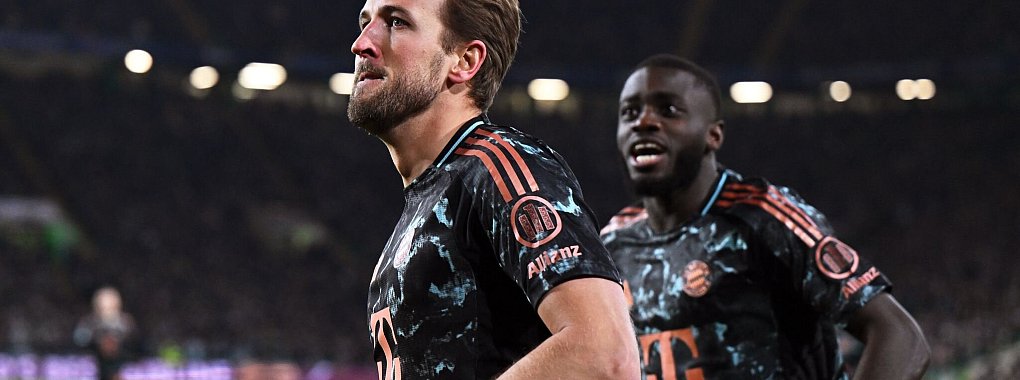 Dayot Upamecano (r) jubelt mit Torschütze Harry Kane. - © Sven Hoppe/dpa