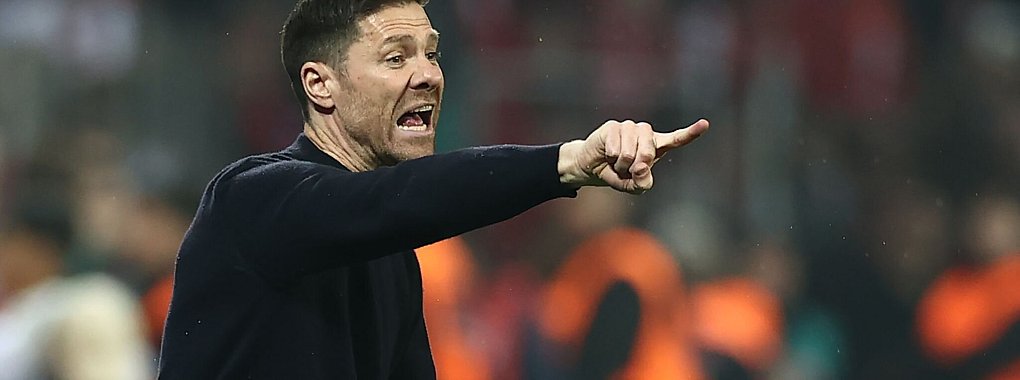 Leverkusens Trainer Xabi Alonso soll einem Bericht zufolge schon Gespräche mit den Bayern geführt haben. - © Rolf Vennenbernd/dpa