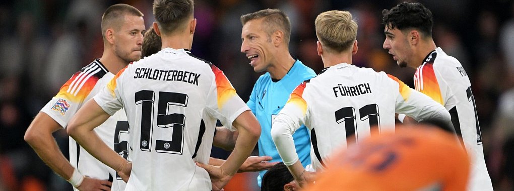 Nach dem Spieler gab es für die deutschen Spieler viel Gesprächsbedarf mit Schiedsrichter Davide Massa (M). - © Federico Gambarini/dpa