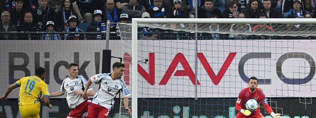 Schockte den HSV: der Braunschweiger Leo Bell Bell (l) erzielt das 0:1. - © Carmen Jaspersen/dpa