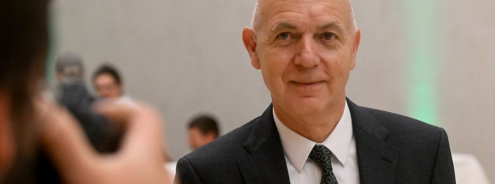 Der Deutsche Fußball-Bund um Präsident Bernd Neuendorf bewertet das Ergebnis aus der Vergabe der nationalen Medienrechte der Deutschen Fußball Liga positiv. - © Felix Hörhager/dpa
