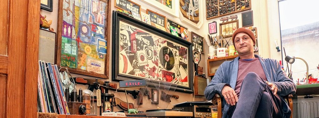 Der Detmolder K&uuml;nstler Ralf Ellers in seinem ganz privaten Atelier. An den W&auml;nden kann man sich kaum satt sehen. - &copy; Janet K&ouml;nig