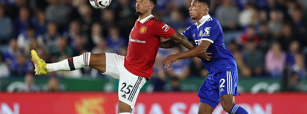 K&ouml;nnte bald wieder das BVB-Trikot tragen: Jadon Sancho (l). - &copy; Darren Staples/CSM via ZUMA Press Wire/dpa