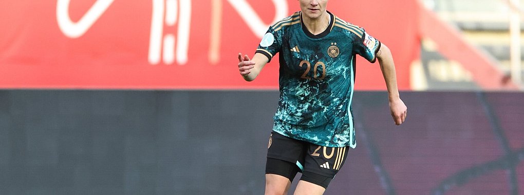 Mittelfeldspielerin Lina Magull hat ihre Karriere in der Nationalmannschaft beendet. - © Daniel Karmann/dpa