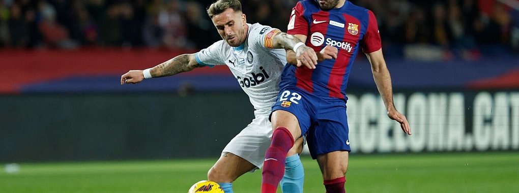 Ilkay G&uuml;ndogan (r) vom FC Barcelona im Zweikampf mit Aleix Garcia vom FC Girona. - &copy; Joan Monfort/AP/dpa