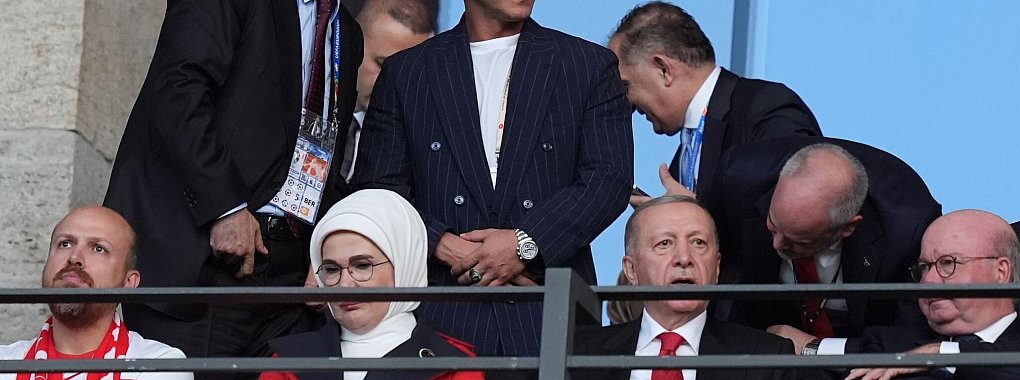 Mesut Özil (M) mit dem türkischen Präsidenten Recep Tayyip Erdogan (vorne 2.v.r) beim EM-Spiel Niederlande-Türkei 2024. - © Marcus Brandt/dpa