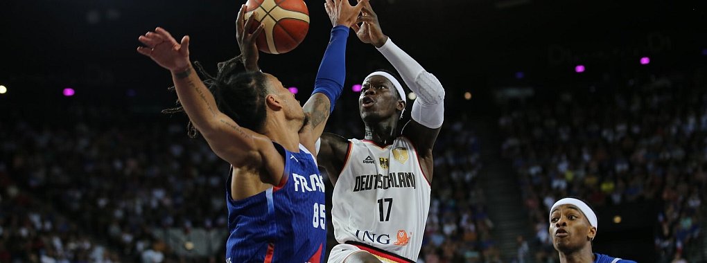 Machte ein starkes Spiel: DBB-Kapitän Dennis Schröder (M). - © Matthias Stickel/dpa