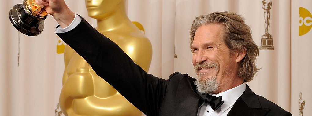 US-Schauspieler Jeff Bridges freut sich über seinen ersten und bisher einzigen Oscar-Gewinn. (Archivbild) - © Paul Buck/epa/dpa
