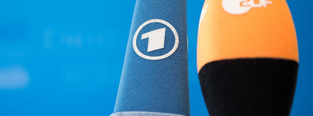 Die Fernsehsender ARD und ZDF setzen bei der Fu&szlig;ball-EM auf bekanntes Moderationspersonal. - &copy; Soeren Stache/dpa