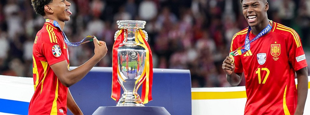 Die beiden spanischen Jungstars unter sich: Lamine Yamal (l) und Nico Williams haben die EM gepr&auml;gt. - &copy; Christian Charisius/dpa