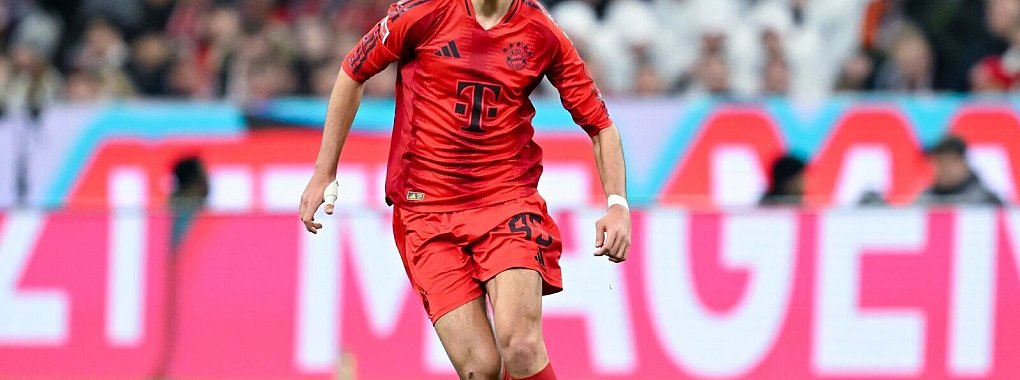 Aleksandar Pavlovic bei seinem letzten Einsatz vor der Erkrankung im Februar gegen Eintracht Frankfurt. - © Sven Hoppe/dpa
