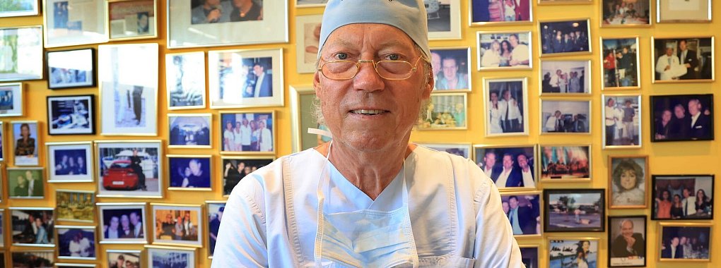 Mit vielen Prominenten hat er sich fotografieren lassen, aber wen Sch&ouml;nheitschirurg Werner Mang operiert hat, verr&auml;t er nicht. - &copy; Karl-Josef Hildenbrand/dpa