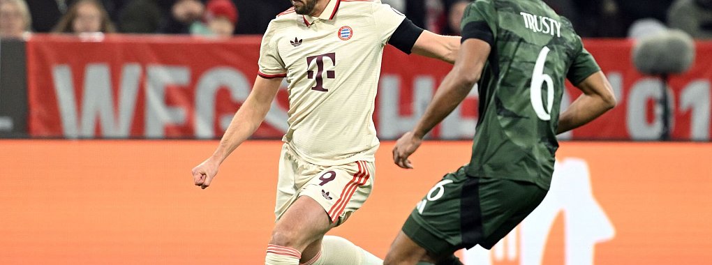 Harry Kane (l) beim Schuss. Zur Halbzeit musste er gegen Celtic mit Wadenproblemen raus. - © Sven Hoppe/dpa