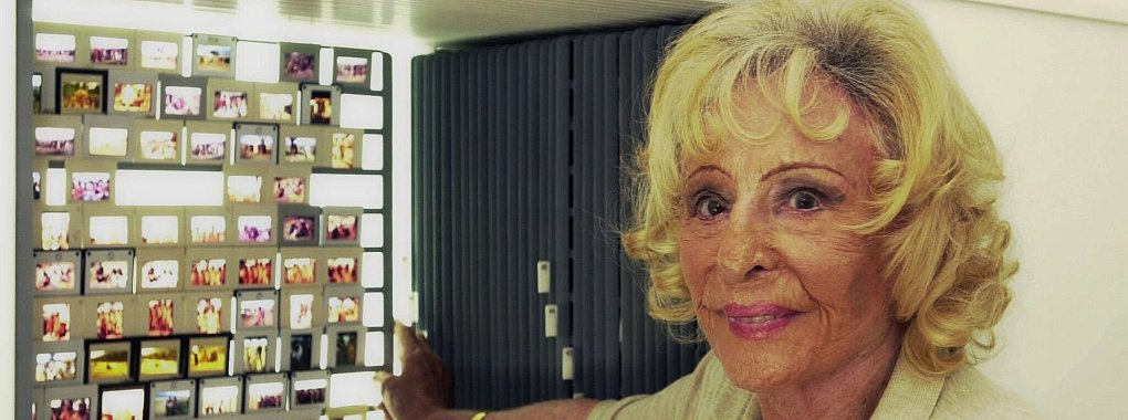 Leni Riefenstahl im Dia-Archiv in ihrem Haus (Archivbild). - © Frank Mächler/dpa