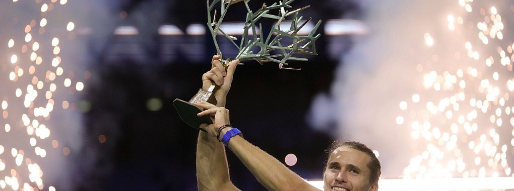 Gestärkt vom Turniersieg in Paris startet Alexander Zverev als einer der Mitfavoriten bei den ATP Finals in Turin. - © Thibault Camus/AP/dpa