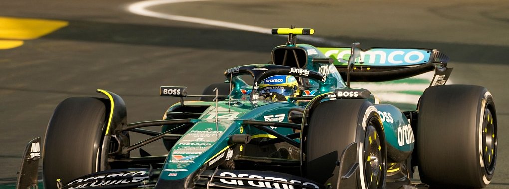Schnellster des Tages: Der Spanier Fernando Alonso im Aston Martin. - © Darko Bandic/AP/dpa