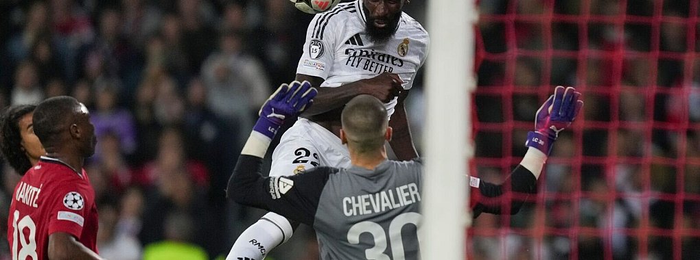 Nationalverteidiger Antonio Rüdiger konnte die Niederlage von Real Madrid nicht verhindern. - © Thibault Camus/AP/dpa