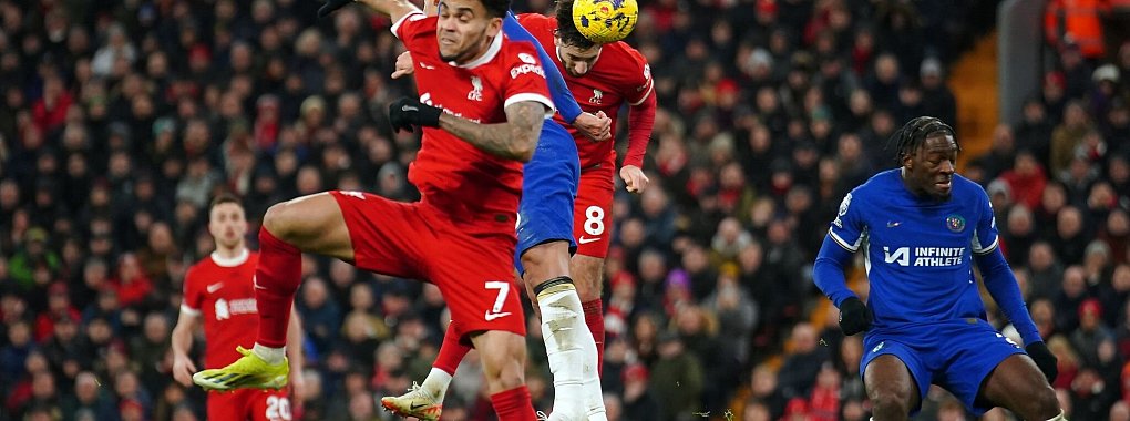 Liverpools Dominik Szoboszlai (2.v.r) erzielt das dritte Tor der Partie. - &copy; Peter Byrne/PA Wire/dpa