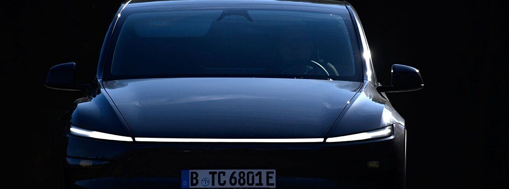 Eine durchgehende LED-Lichtleiste dominiert die Optik der Frontpartie des Tesla Model Y «Juniper». - © Klaus-Dietmar Gabbert/dpa-tmn