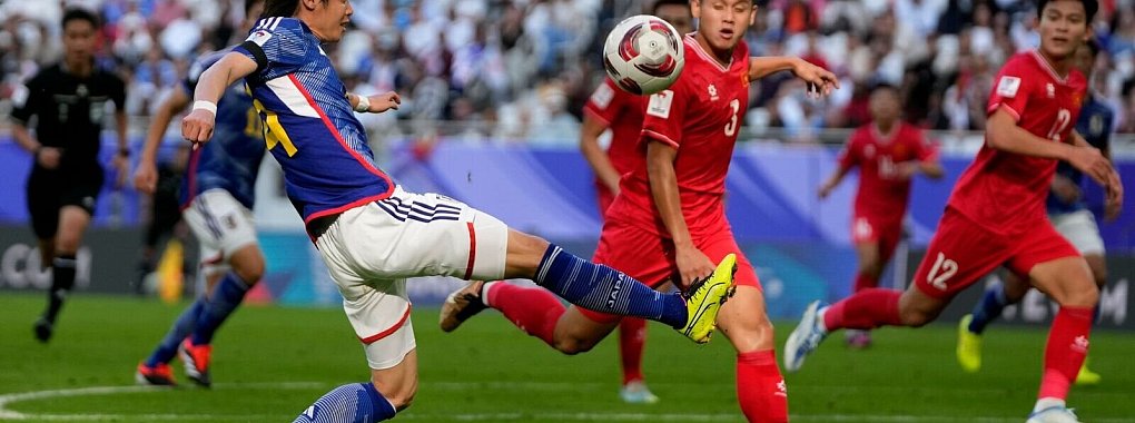 Junya Ito (l) setzte sich mit seiner Mannschaft im Asien-Cup gegen Vietnam durch. - © Thanassis Stavrakis/AP/dpa