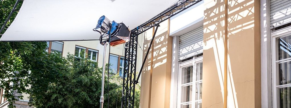 Bei Filmsets in Deutschland soll es respektvoller zugehen. (Archivbild) - © Fabian Sommer/dpa