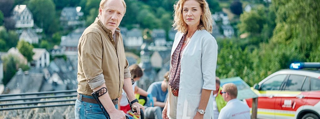 Das «Eifelpraxis»-Team: Versorgungsassistentin Vicky Röver (Jessica Ginkel) und Dr. Chris Wegner (Simon Schwarz) arbeiten gerne zusammen. Der Film «Wann, wenn nicht jetzt» läuft Freitagabend (8.11.) im Ersten. (undatierte Filmszene) - © Jan Raiber/ARD Degeto/dpa