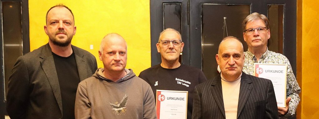 Lemgos Schiri-Chef Timo Franz-Sauerbier (von links) zeichnete Volker Offel, Josef Güner, Roman Klodnyckyi und Wolfgang Lenger aus. - © Kai Hahn