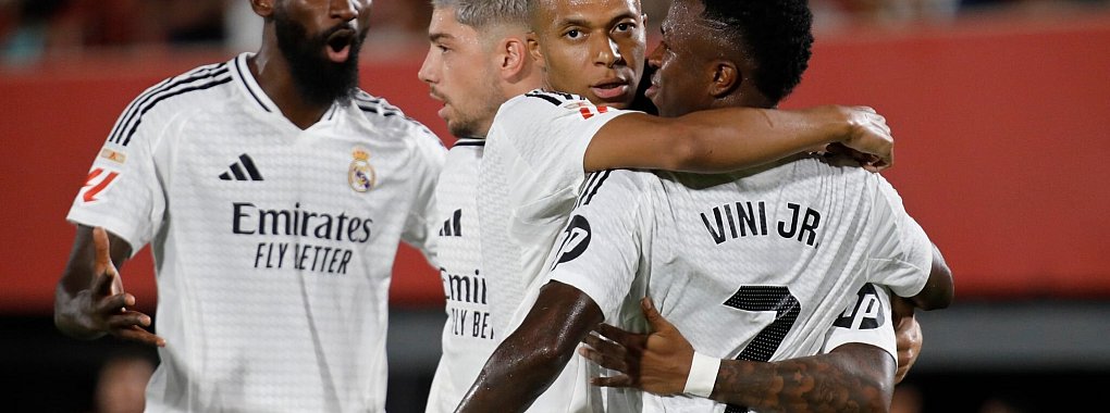 Kylian Mbapp&eacute; freut sich mit seinen Teamkollegen &uuml;ber die F&uuml;hrung. - &copy; Francisco Ubilla/AP