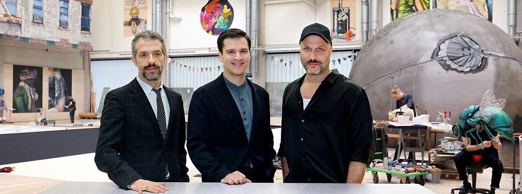 Mit dem Führungsteam Omer Meir Wellber, Demis Volpi und Tobias Kratzer beginnt eine neue Ära an der Hamburgischen Staatsoper. - © Ulrich Perrey/dpa