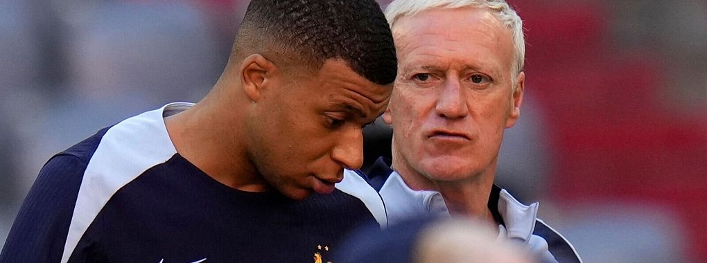 Frankreichs Coach Didier Deschamps vertraut auf eine Rückkehr von Mbappé als Kapitän (Archivbild). - © Hassan Ammar/AP/dpa