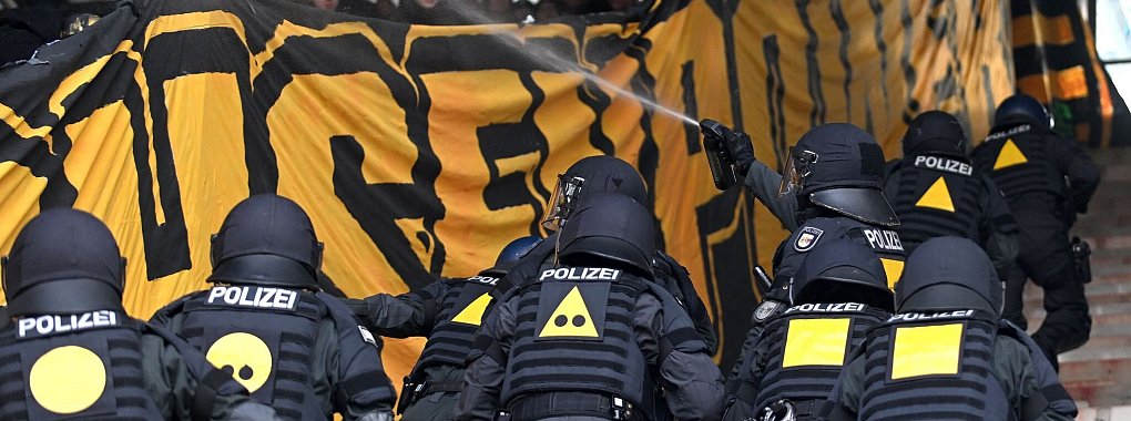 Die Polizei betritt den Pufferblock im Ostseestadion. - © Michael Schwartz/dpa