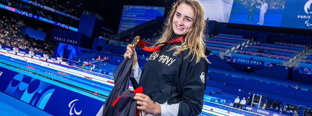 Schwimmerin Elena Semechin hat Gold gewonnen und darf die deutsche Fahne tragen. - © Jens Büttner/dpa