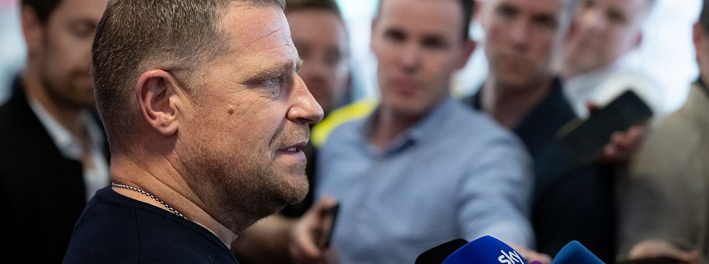 Bayerns Sportvorstand Max Eberl (l) kann im Gespräch mit Reportern auch mal verbal austeilen. - © Sven Hoppe/dpa
