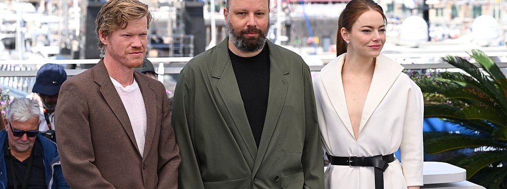 Jesse Plemons (l-r), Giorgos Lanthimos und Emma Stone stellen &laquo;Kinds of Kindness&raquo; in Cannes vor. - &copy; Doug Peters/PA Wire/dpa