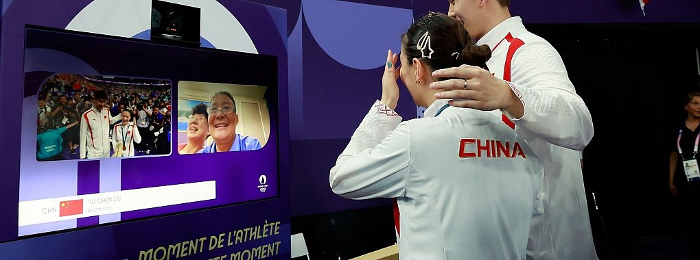 Nicht nur der Olympiasieg sorgt bei Badmintonspielerin Huang Yaqiong für große Freude. - © Ren Zhenglai/XinHua/dpa/XinHua/dpa