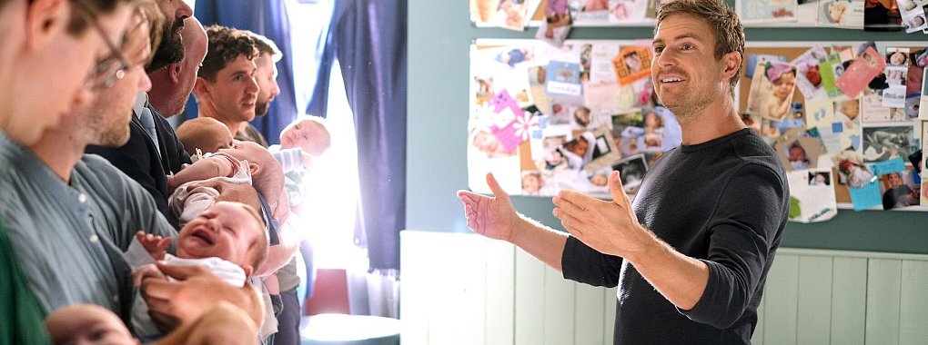 Hebamme Toni Hasler leitet den Daddy-Chor . - &copy; Jacqueline Krause-Burberg/ARD Degeto/dpa