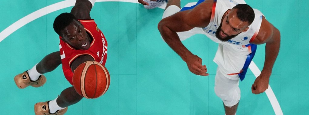 Dennis Schr&ouml;der (l.) und die deutschen Basketballer spielten sich in einen Rausch. - &copy; Brian Snyder/Pool Reuters/AP