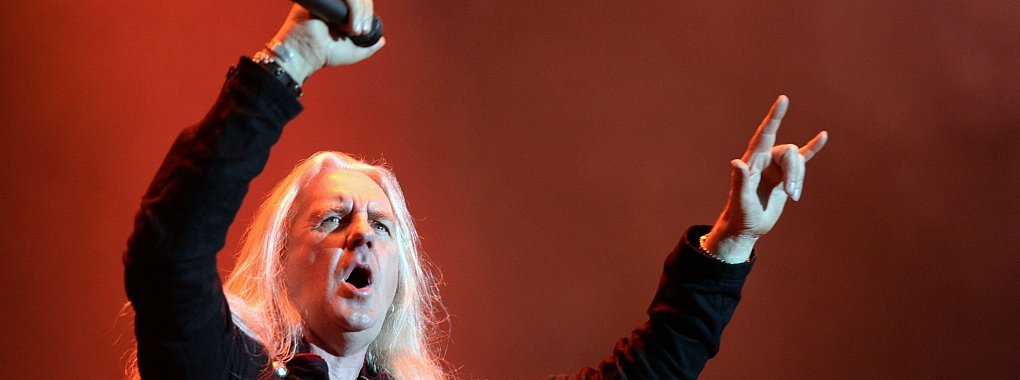 Peter &laquo;Biff&raquo; Byford steht mit seiner Band Saxon in Wacken auf der B&uuml;hne. - &copy; Daniel Reinhardt/dpa