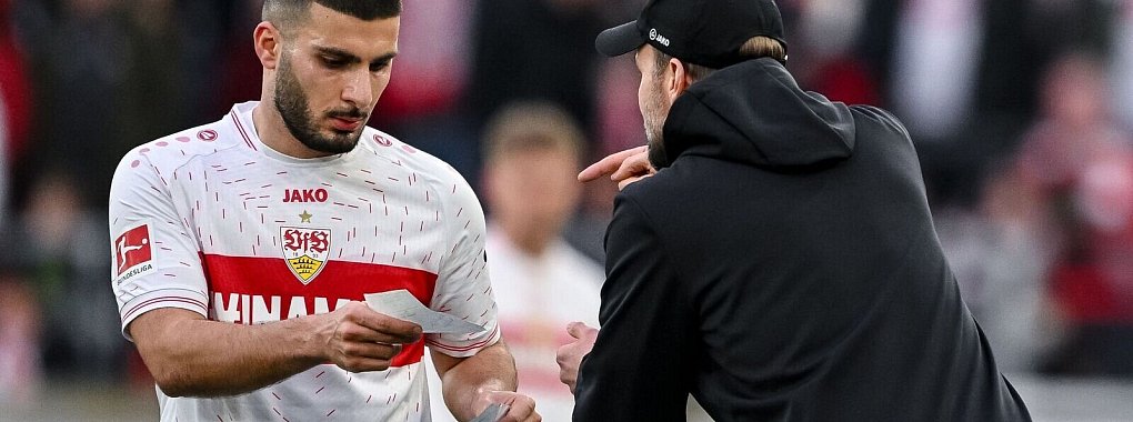 Stuttgarts Trainer Sebastian Hoeneß (r) schwärmt von Torjäger Deniz Undav (l). - © Harry Langer/dpa