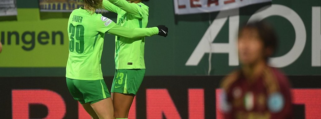 Wolfsburgs Sveindis Jonsdottir (r) jubelt mit Sarai Linder nach ihrem Tor zum 5:1. - © Swen Pförtner/dpa