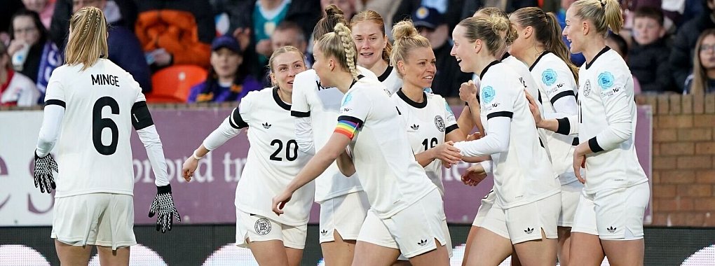 Jubel über vier Tore: die DFB-Frauen in Schottland - © Andrew Milligan/PA Wire/dpa
