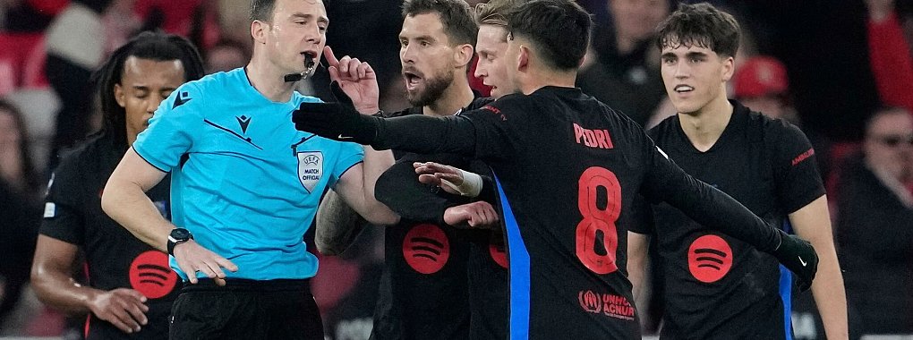 Der deutsche Schiedsrichter Felix Zwayer (2.v.l) hatte beim Spiel Benfica gegen Barcelona alle Hände zu tun. - © Armando Franca/AP/dpa