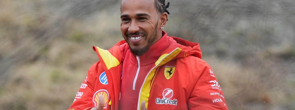 Die Freude über seine ersten Kilometer für Ferrari ist Hamilton deutlich anzusehen. - © Luca Bruno/AP/dpa