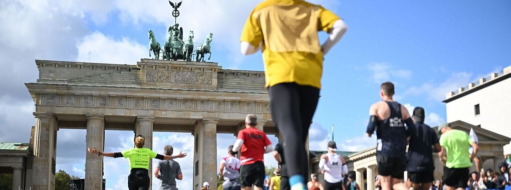 Mehr als 54.000 Läuferinnen und Läufer erreichten das Ziel in Berlin. - © Sebastian Christoph Gollnow/dpa