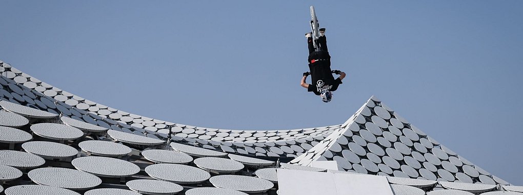Das hat vor ihm noch keiner gemacht: Fabio Wibmer fährt auf dem Dach der Elphi und macht einen Rückwärtssalto. - © Christian Charisius/dpa